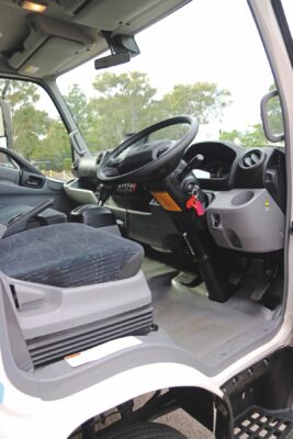 The driver’s seat comes with torsion-bar suspension and adjustable damping.