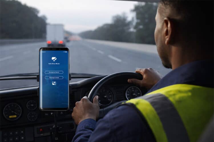 The AutoSense LifeSaver Mobile lock screen on a dashboard. Image: AutoSense.